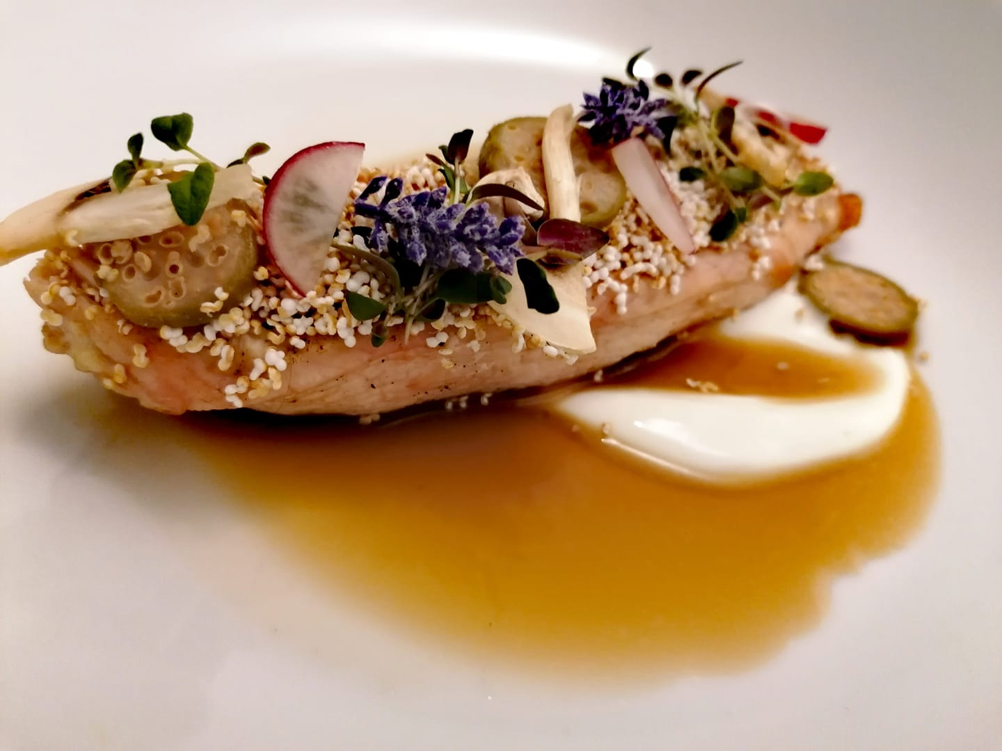 Glasiertes Filet mit Amarant und feinen Kräutern