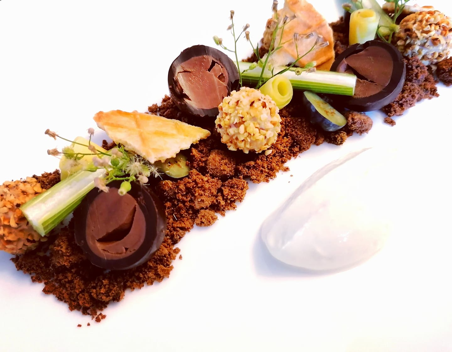 Schokoladendessert mit Streuseln und Eis