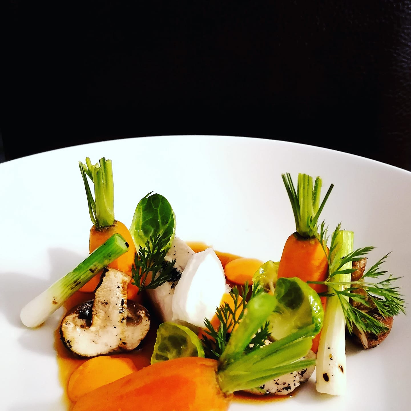 Junges Gemüse mit Karotten, Lauchzwiebeln und Champignons