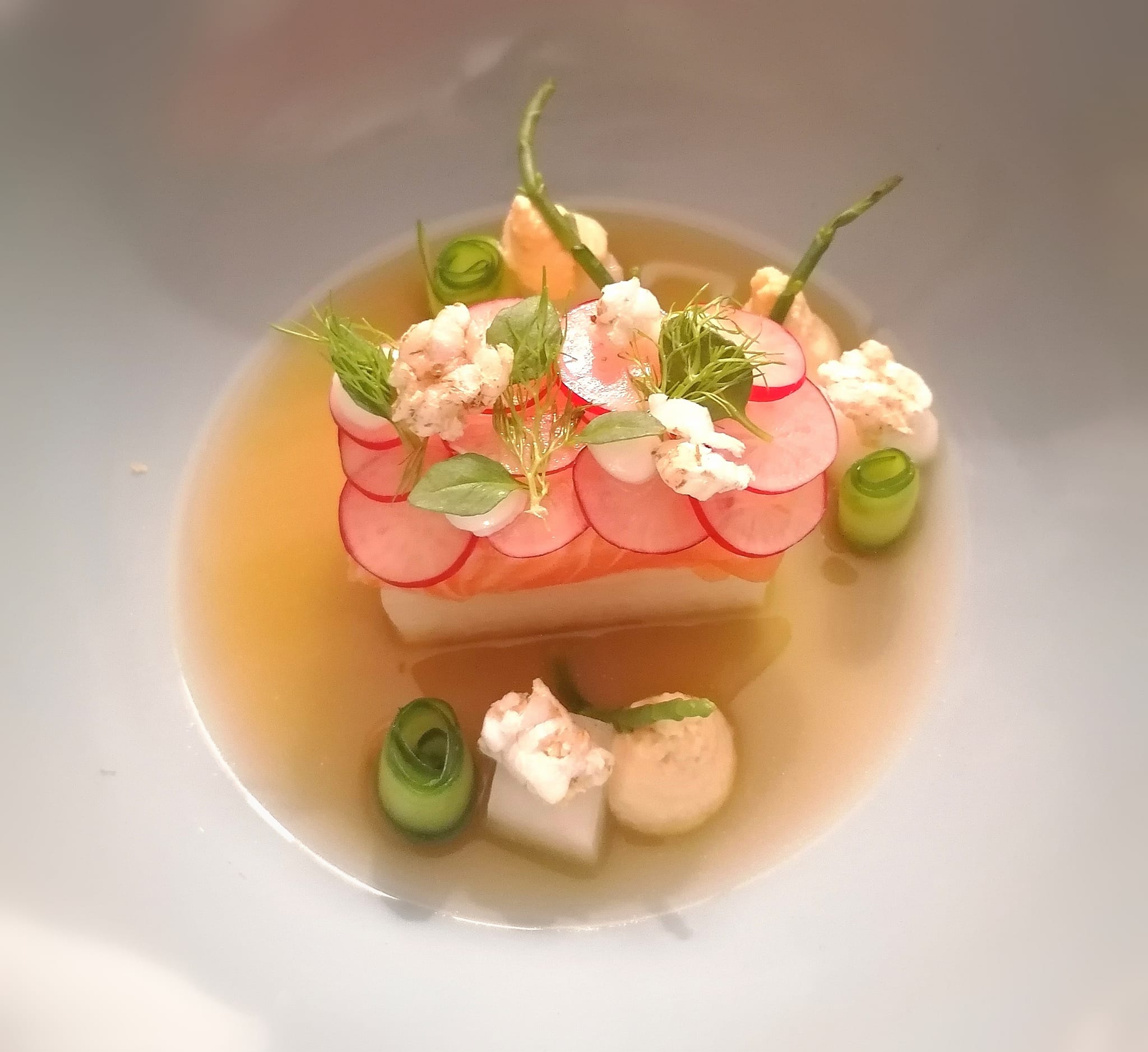 Lachsterrine mit Radieschen und Gurke in heller Bouillon