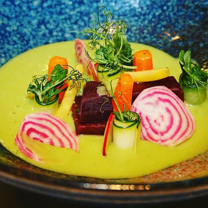 Suppe mit Roter Bete, Karotten und Microgreens