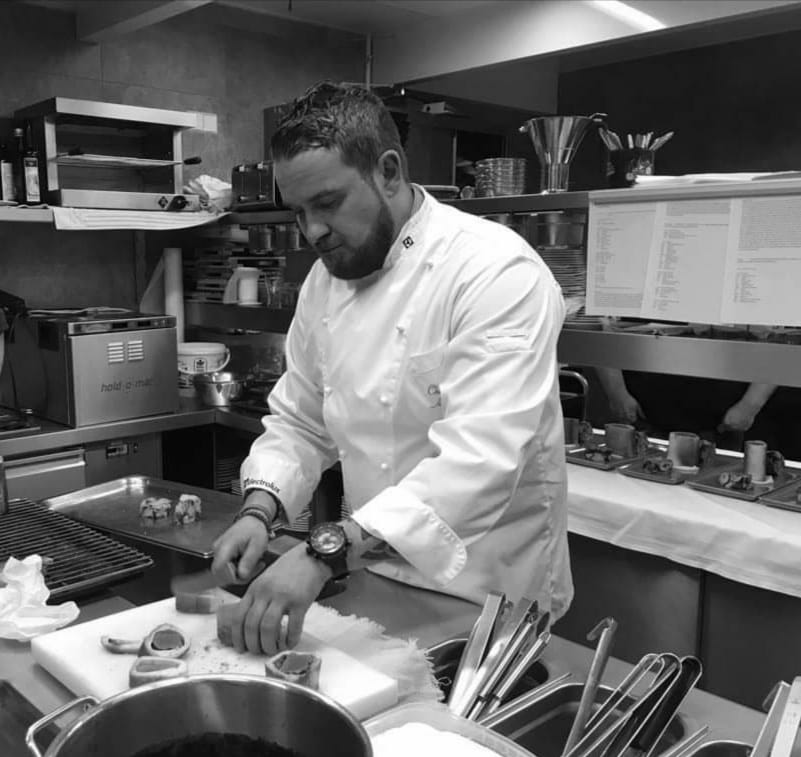 Chef Christoph Altmann bei der Arbeit in seiner Küche